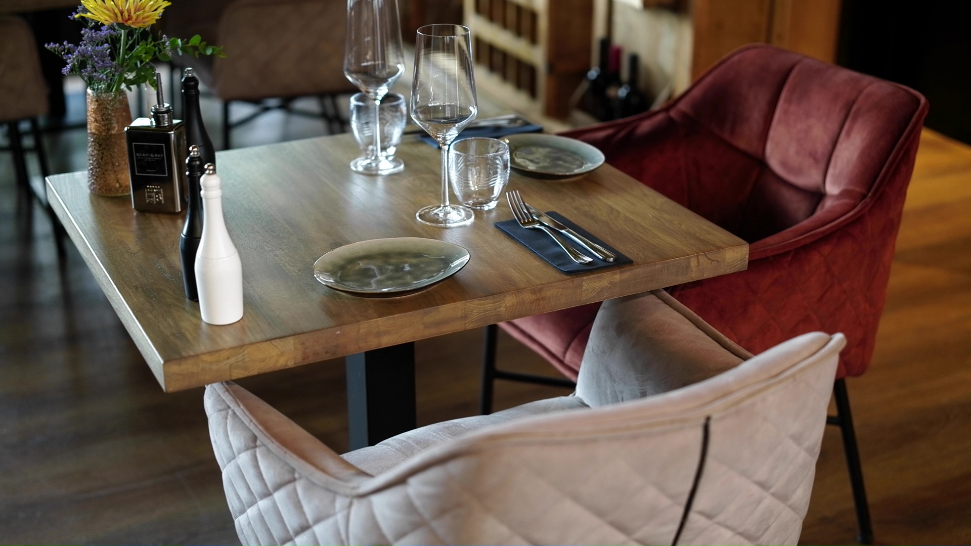Eingedeckter Tisch im Restaurant