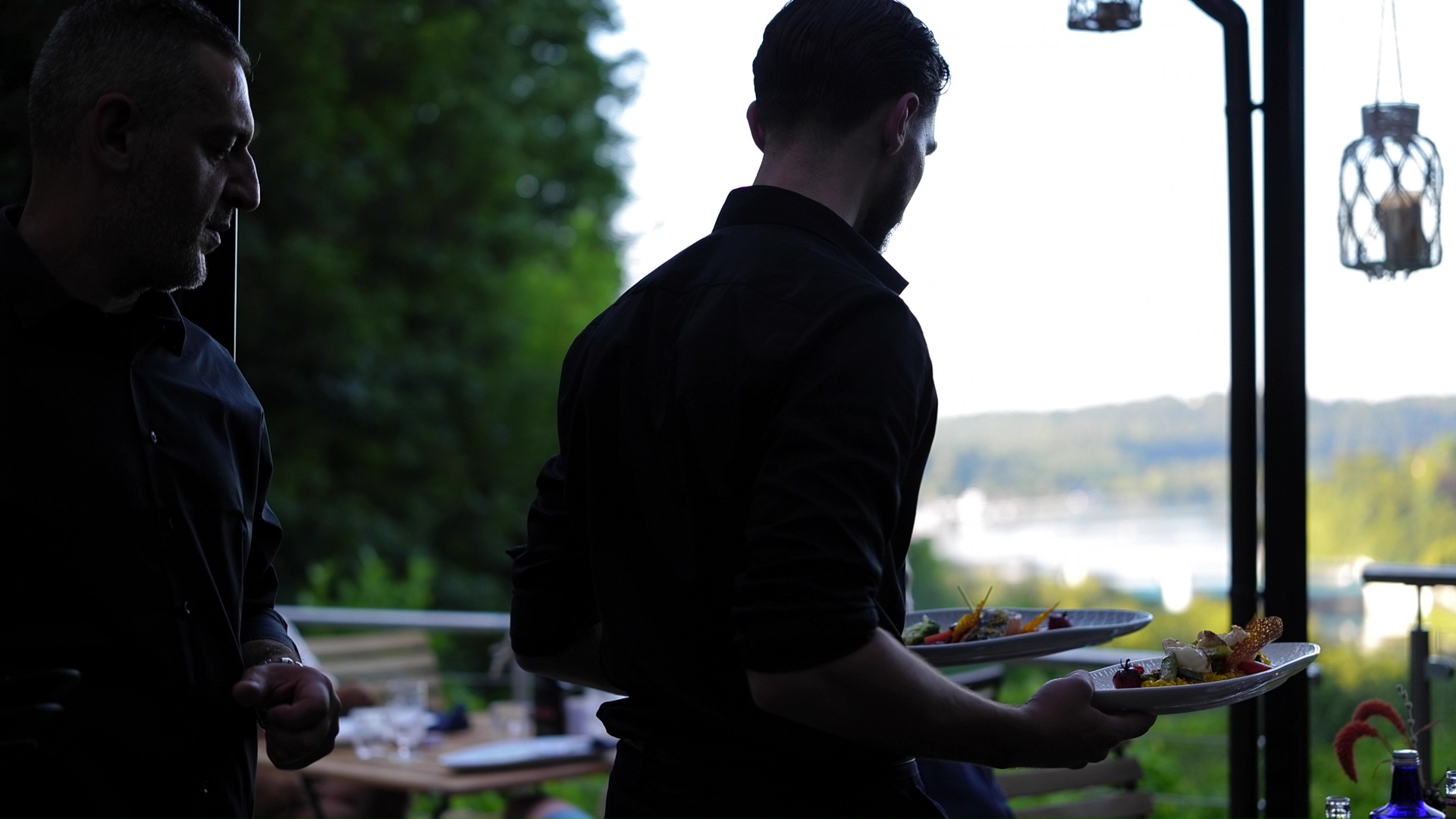 Service mit Blick auf den Baldeneysee