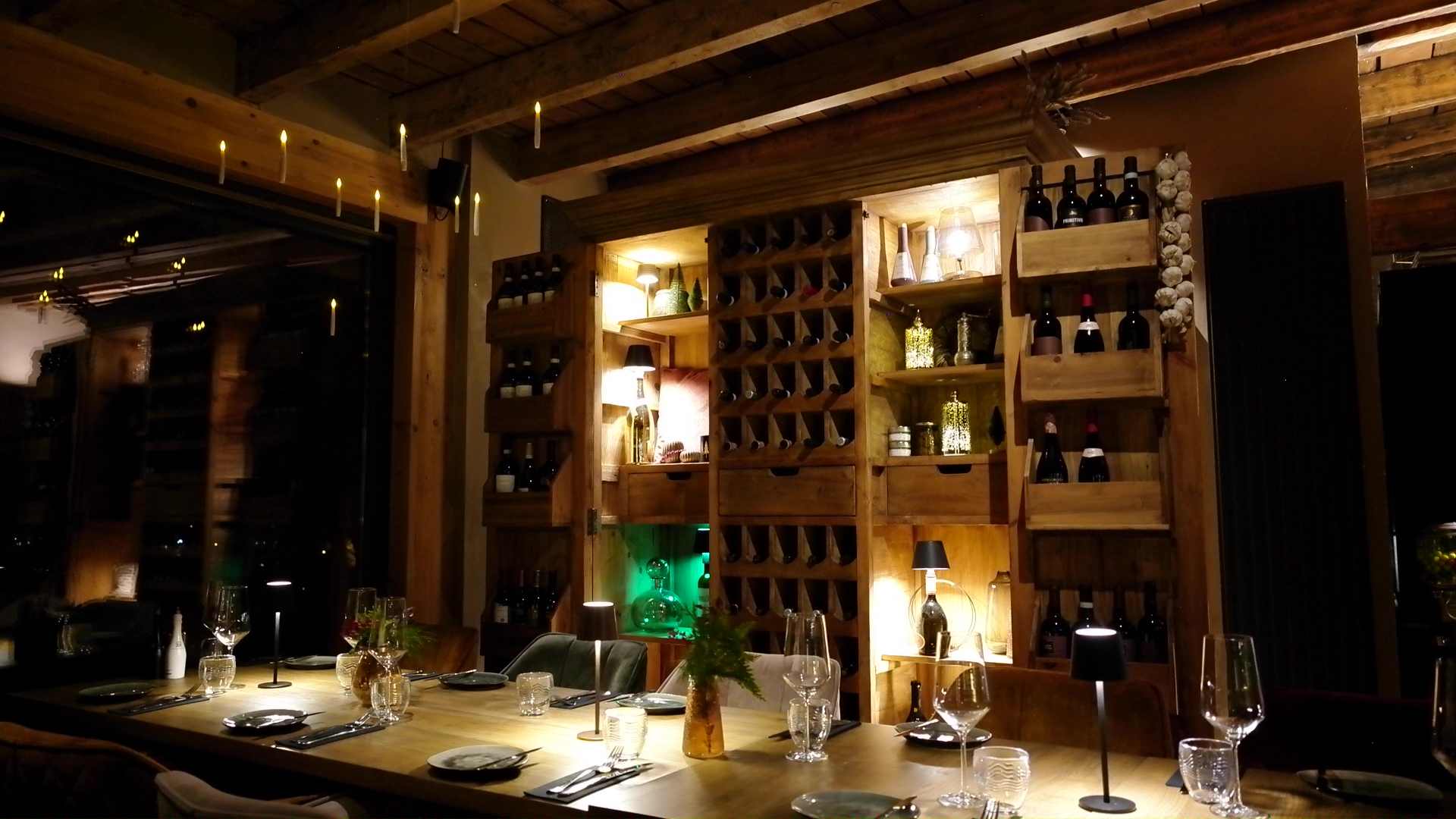 Die NOVANTA-Bar am Abend